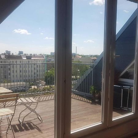 Helle Dachgeschosswohnung Fuer 8 Personen In Zentraler Lage Berlin Exterior photo