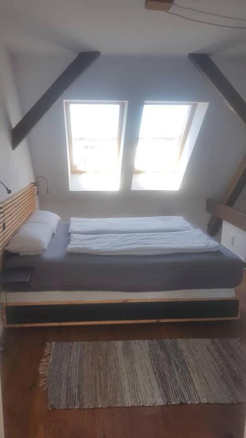 Helle Dachgeschosswohnung Fuer 8 Personen In Zentraler Lage Berlin Exterior photo