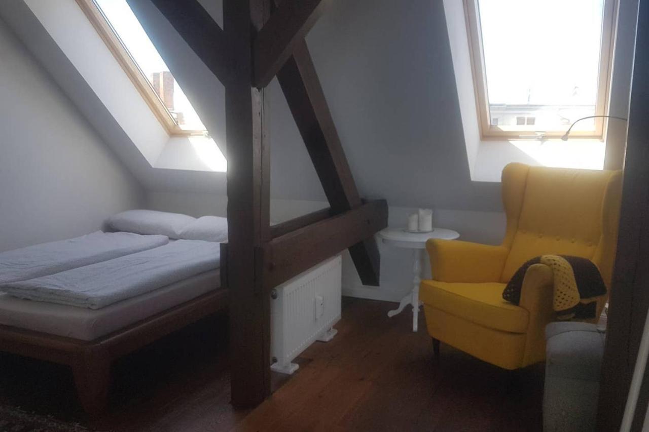 Helle Dachgeschosswohnung Fuer 8 Personen In Zentraler Lage Berlin Exterior photo